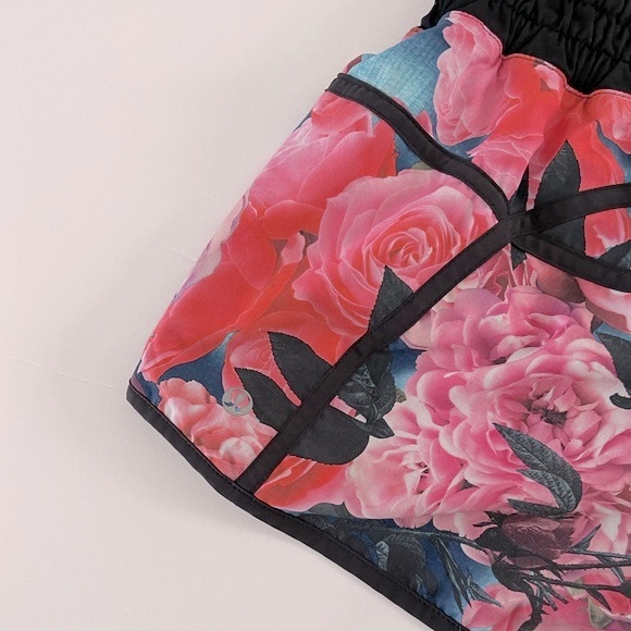 Lululemon Tracker Short II Secret Garden Black 4 Rare Discontinued Color - Picture 9 of 15